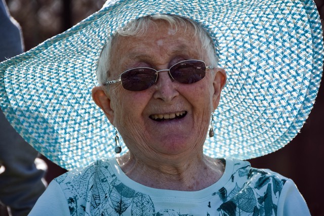 lansia wanita tersenyum tanpa gangguan psikologis