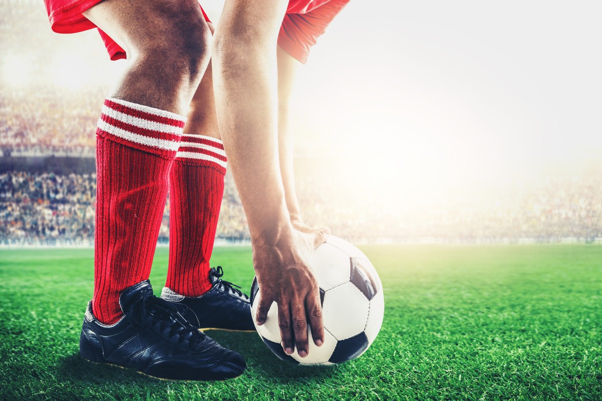 Apakah Tendangan Penalti Boleh Diumpan? Sebuah Analisis Hukum dan Praktik Sepak Bola
